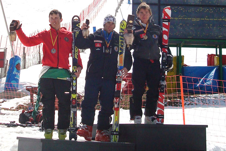 Javier Alonso Teresa (centro) en el podium de Candanchú.