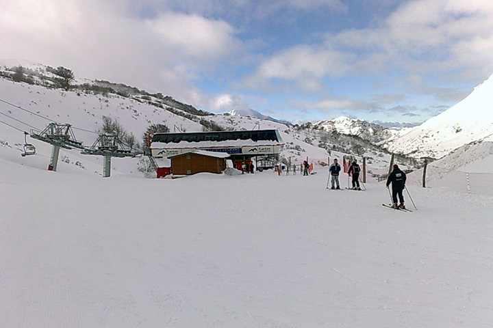 Zona de acceso a la estación de Fuentes de Invierno, en el Principado de Asturias.