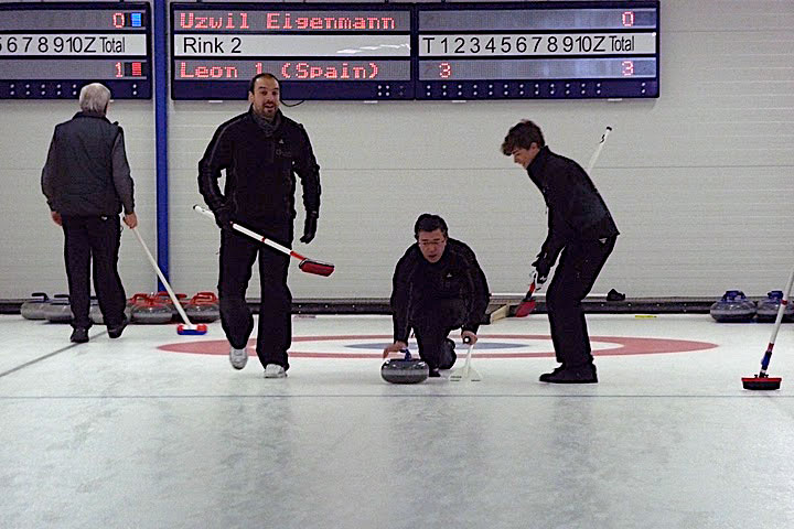 Integrantes del León Curling Club durante sus entrenamientos en Suiza.