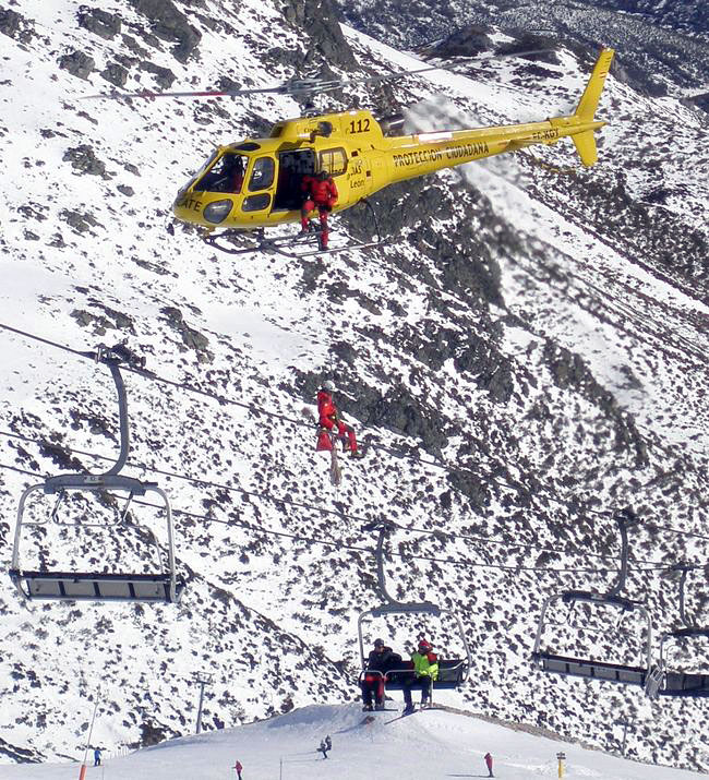 Miembros del Grupo de Rescate de Protección Civil se descuelgan del helicóptero. Foto: Leonoticias.com
