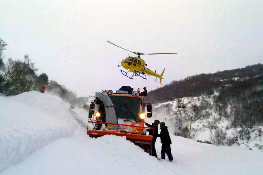 El helicóptero de los bomberos de Asturias sobrevuela la zona afectada.