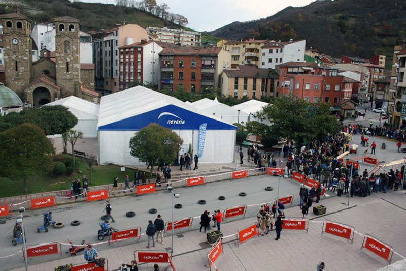 Vista aérea de la feria Nevaria 2012, en Moreda de Aller.