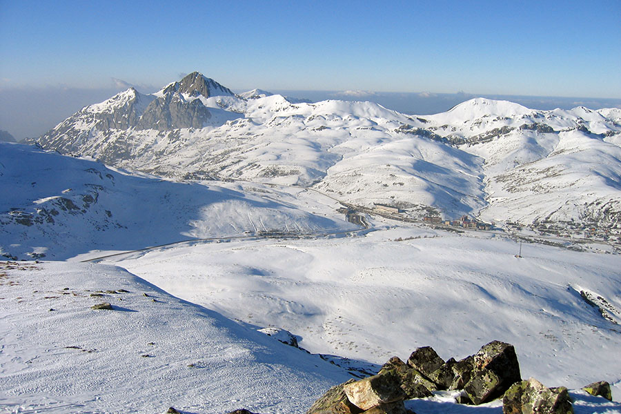 Panorámica de la zona baja de San Isidro desde el Pico Requejines.