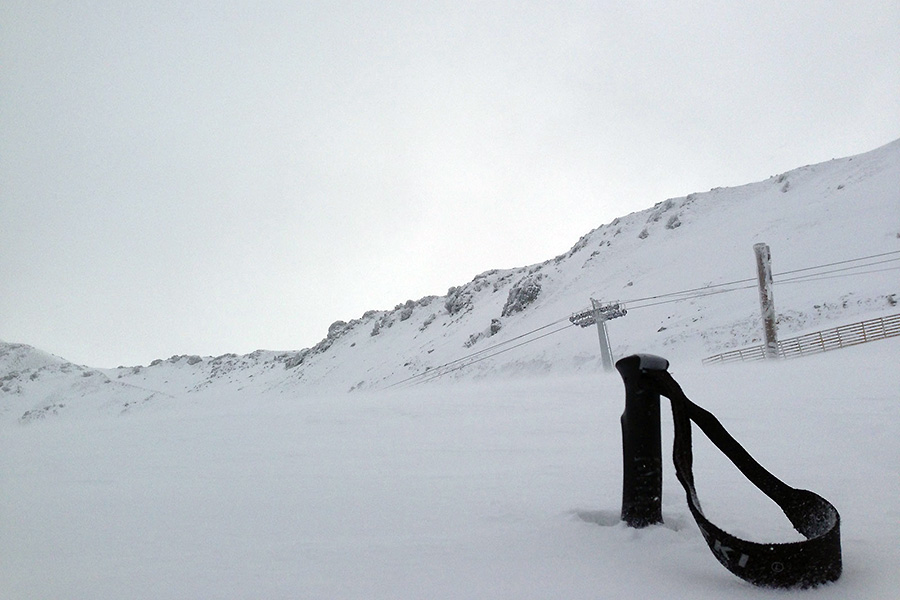 Imagen de un bastón de esquí, que muestra el espesor de la nieve en la actualidad en San Isidro.