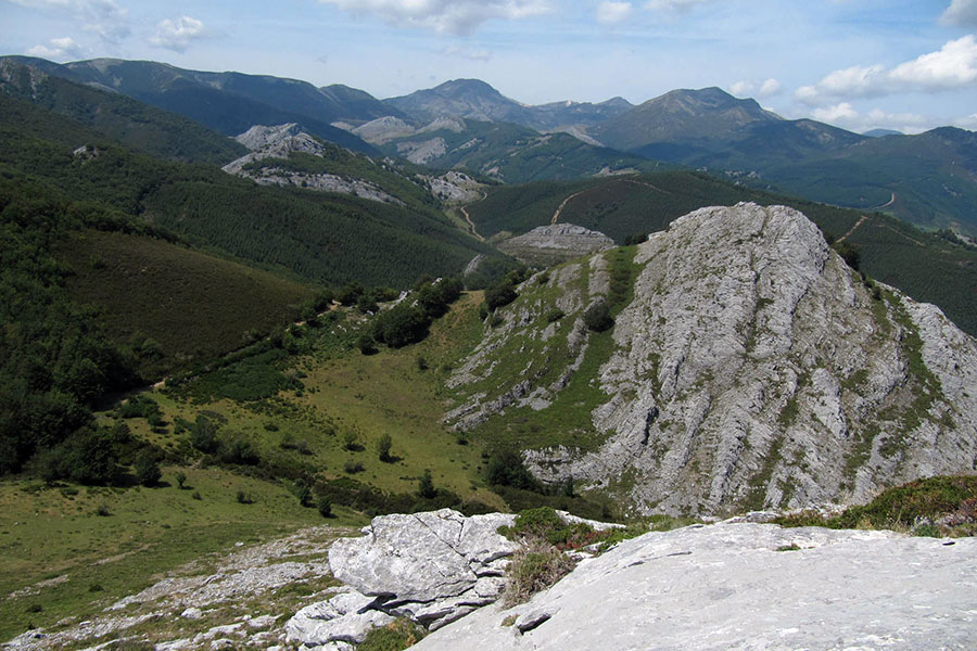 Montañas del entorno de Puebla de Lillo. Foto: trailxdebra.com