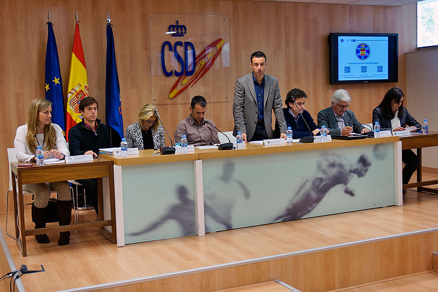 María Astorgano, primera por la izquierda durante la intervencion de May Peus.