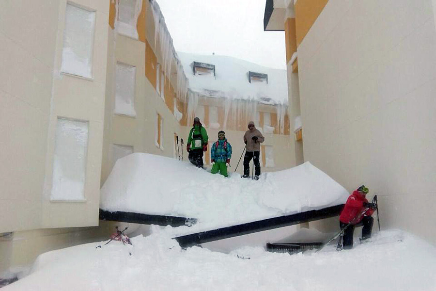 Profesores de la escuela sobre la nieve a la altura del segundo piso. Foto E.E.E. San Isidro.