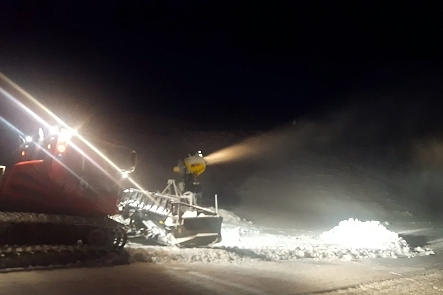 Trabajos de innivación y movimiento de nieve durante la pasada noche.